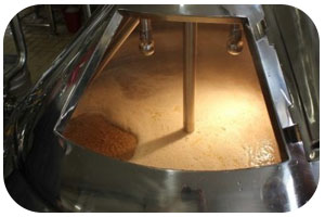 Fermentação: o mosto é resfriado e fermentado com leveduras. O objetivo é interromper a fermentação antes de o álcool atingir níveis significativos;