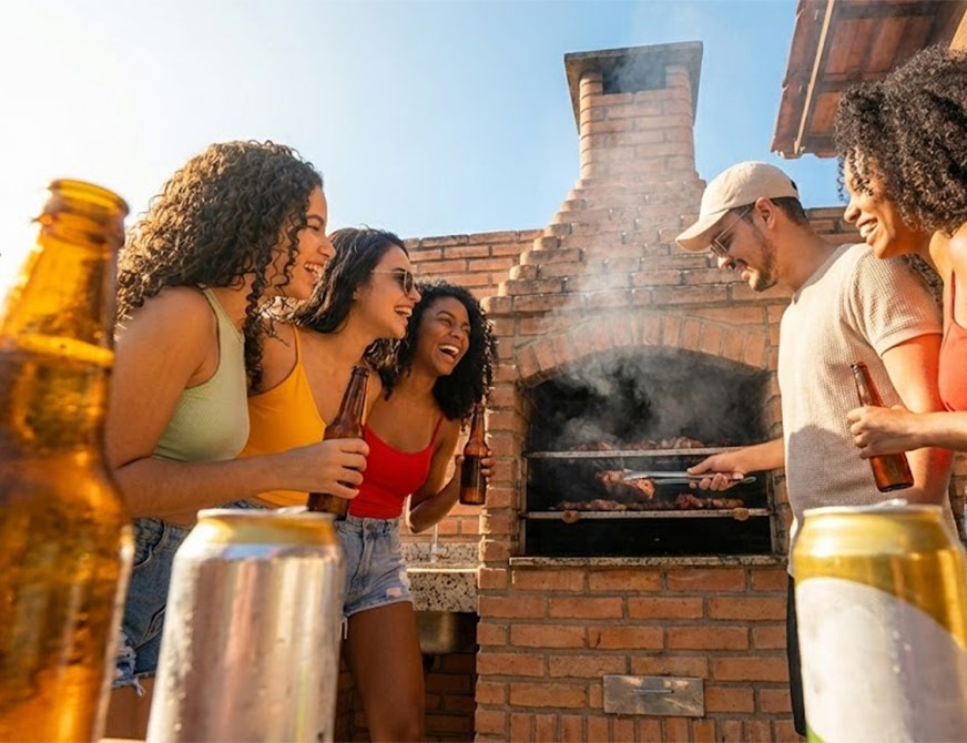 cerveja zero - img pessoas na churrasqueira-1