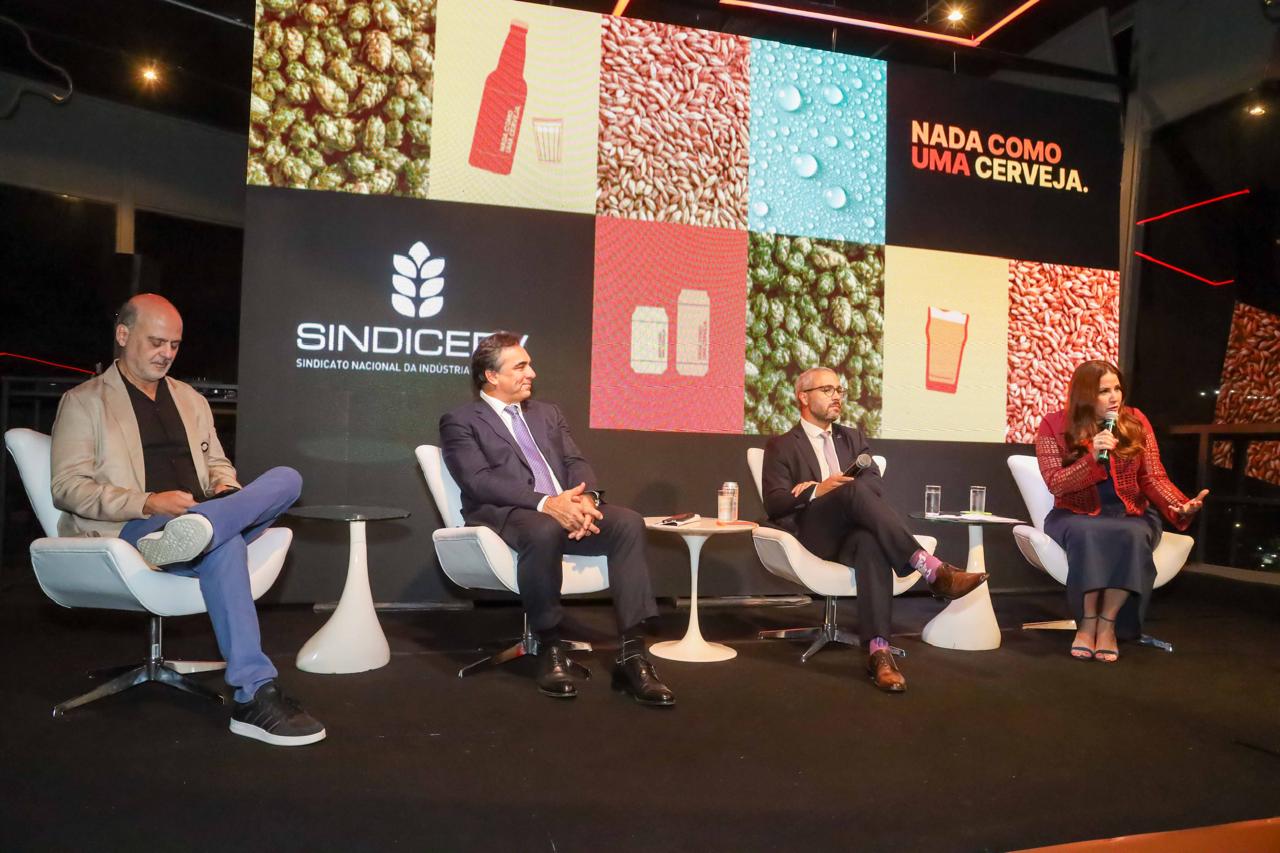 A jornalista Christiane Pelajo comanda o painel sobre o futuro do setor cervejeiro, com participações do presidente do Sindicerv, Márcio Maciel, do tributarista Heleno Torres e do presidente da Abracerva, Gilberto Tarantino